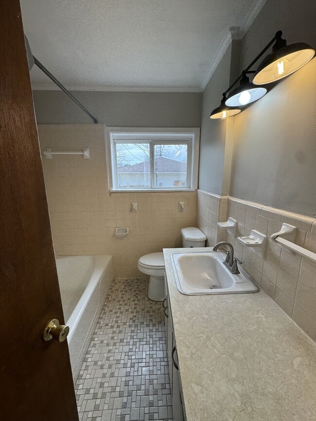 Building Photo - 708 Vassar Dr