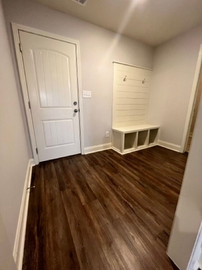 Building Photo - Charming modern 3 bedroom/ 2 bath with office