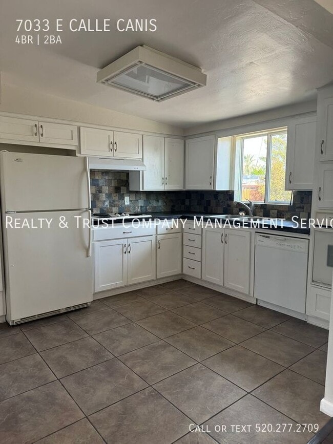Building Photo - 7033 E Calle Canis