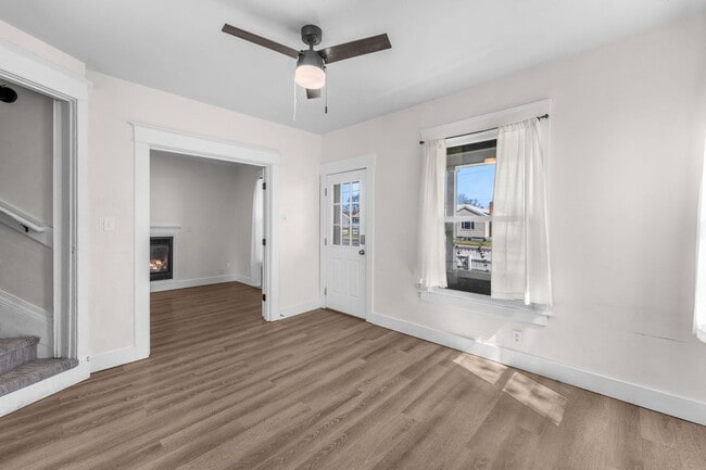 Building Photo - Great Location! Northtown Charmer!