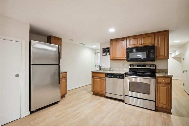 Building Photo - Pet Friendly Luxury DC TH - 3 bed +  3.5 B...