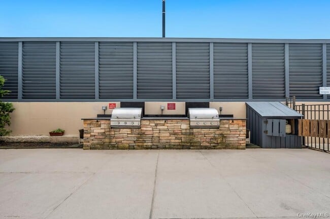 Building Photo - 100 W Broadway