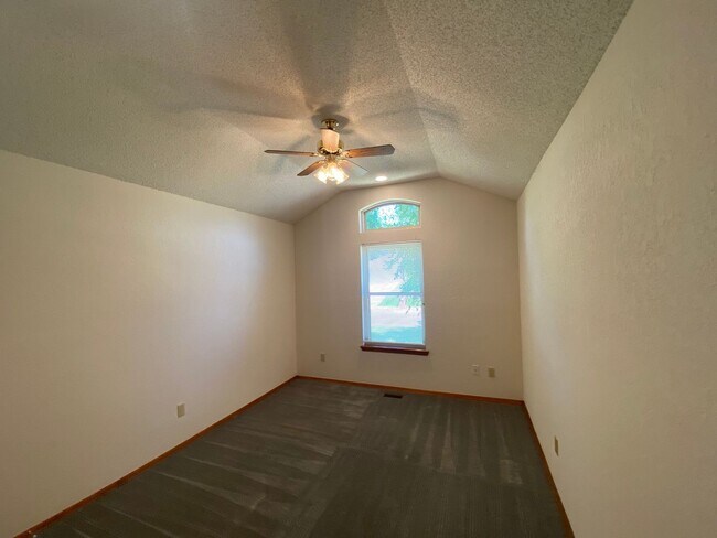 Building Photo - Edmond Schools - Newly Renovated 3 bedroom 2 bath