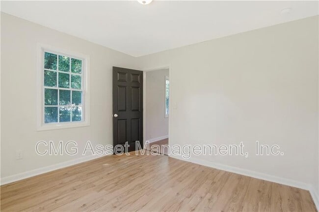 Building Photo - 551 Valley Hill Rd SE