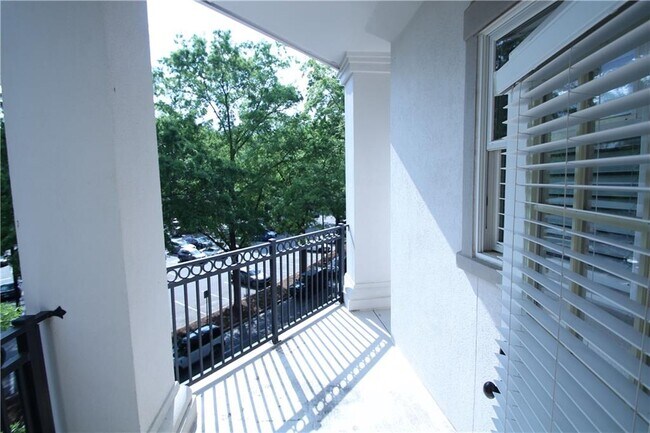 Building Photo - 11 Perimeter Center E