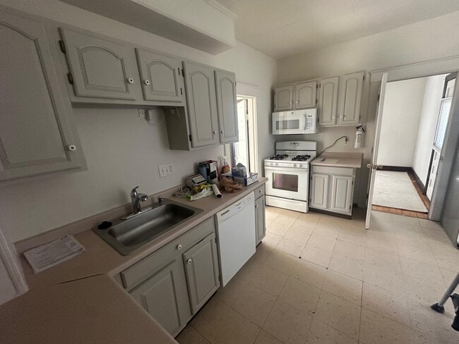 Building Photo - 21 Anderson Ave