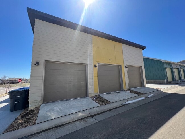 Building Photo - Modern 3B/4B Condo- Available June 10th