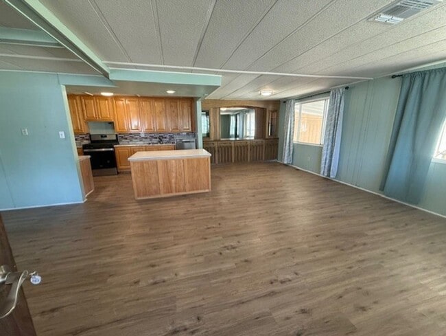 Building Photo - 3 Bedroom Spacious Home - Contact Property Pros