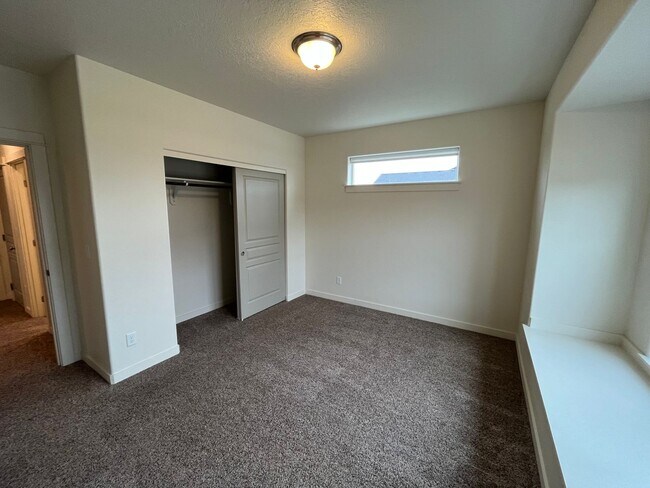 Building Photo - 3 Bedroom + Office in NW Redmond