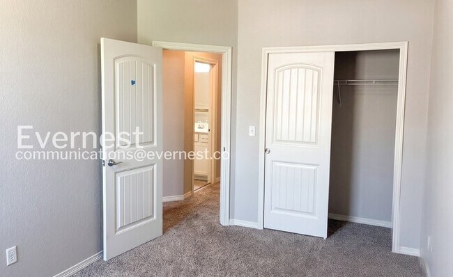 Building Photo - 3 Bed/2.5 Bath Town Home with Garage / Available Soon!