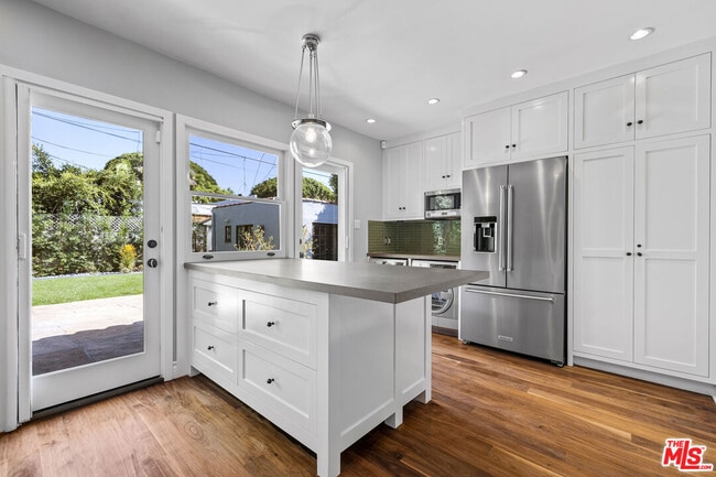 Building Photo - 8901 Rosewood Ave