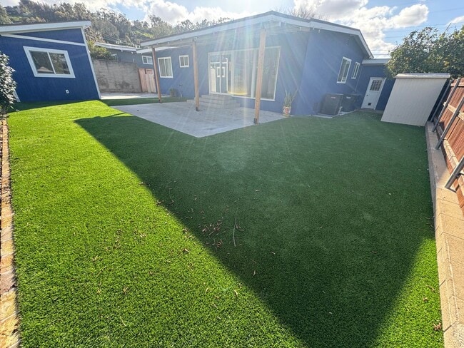 Building Photo - 3 Bedroom Single Level Home in Foothills o...