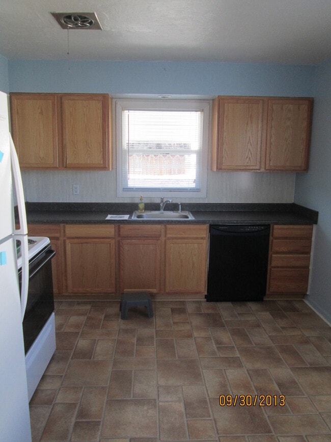 Building Photo - 2 bedroom home with great back yard!