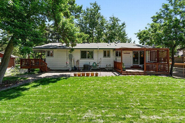Building Photo - Fabulous 4 BR 3 bath home with fenced back...
