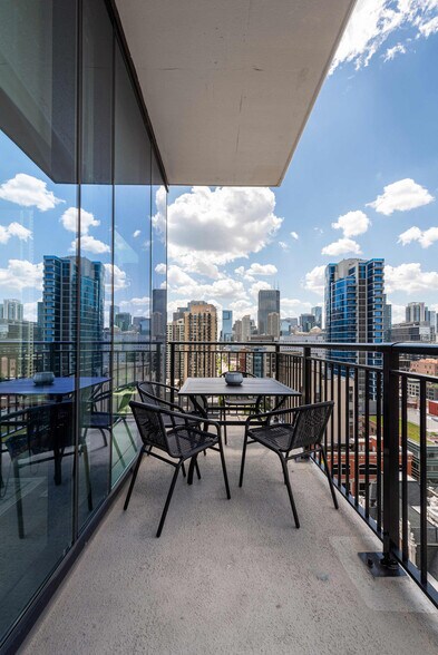 Building Photo - 823 N Clark St