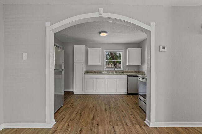 Building Photo - Spacious 3 Bedroom 1 Bath Home with Fresh Updates and Expansive Backyard