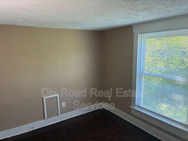 Building Photo - 2240 Lakeview Ave