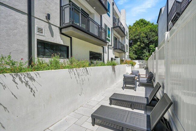 Building Photo - Riverside 4 Lease