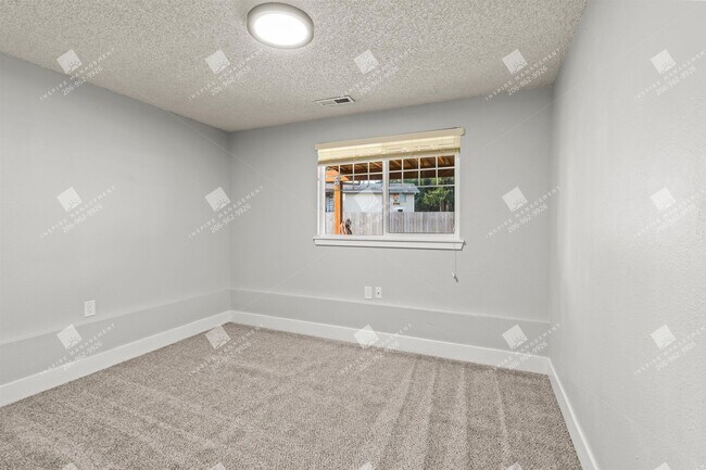 Building Photo - 4BR + Finished Heated Garage | Fenced 1/4 Acre | Mins to JBLM