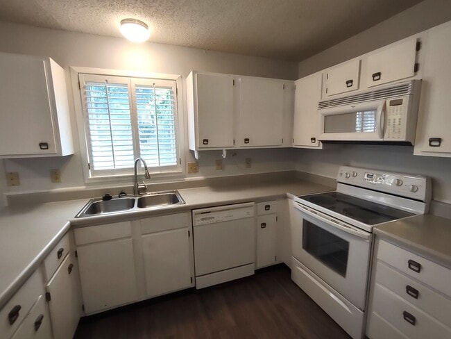 Building Photo - Beautiful Townhome located in Quail Hollow!