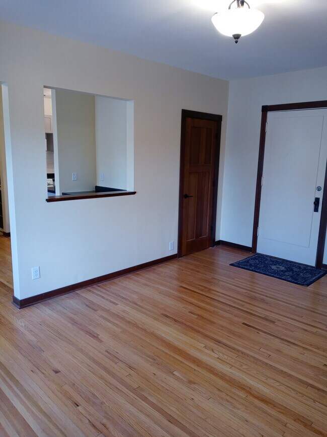 Building Photo - 2733 Girard Ave S
