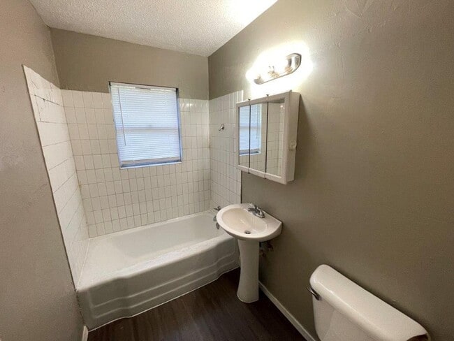 Building Photo - 4 bed Garage conversion in Okc