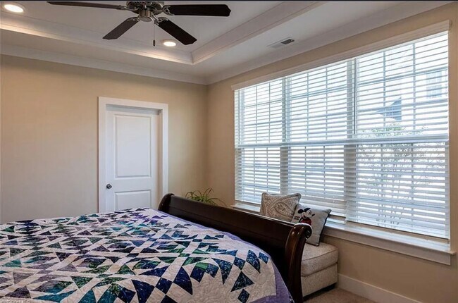 Building Photo - Beautiful 3Bed/2.5Bath Townhome located in...