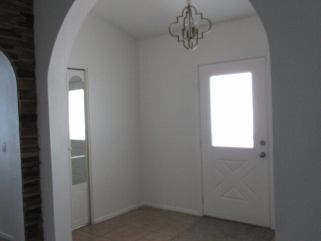 Building Photo - Nice 4 Bedroom + Den Home With Pool In Sou...