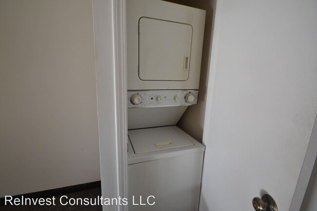 Building Photo - 2 br, 1 bath House - 1944 Chaucer Dr #B