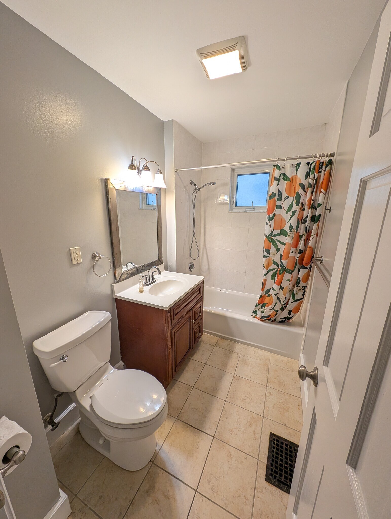 Full bathroom - 71 Easton St