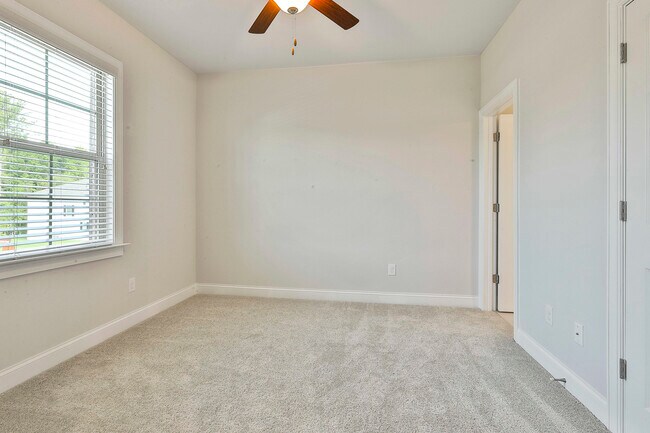 Building Photo - 335 Caledonia Ct