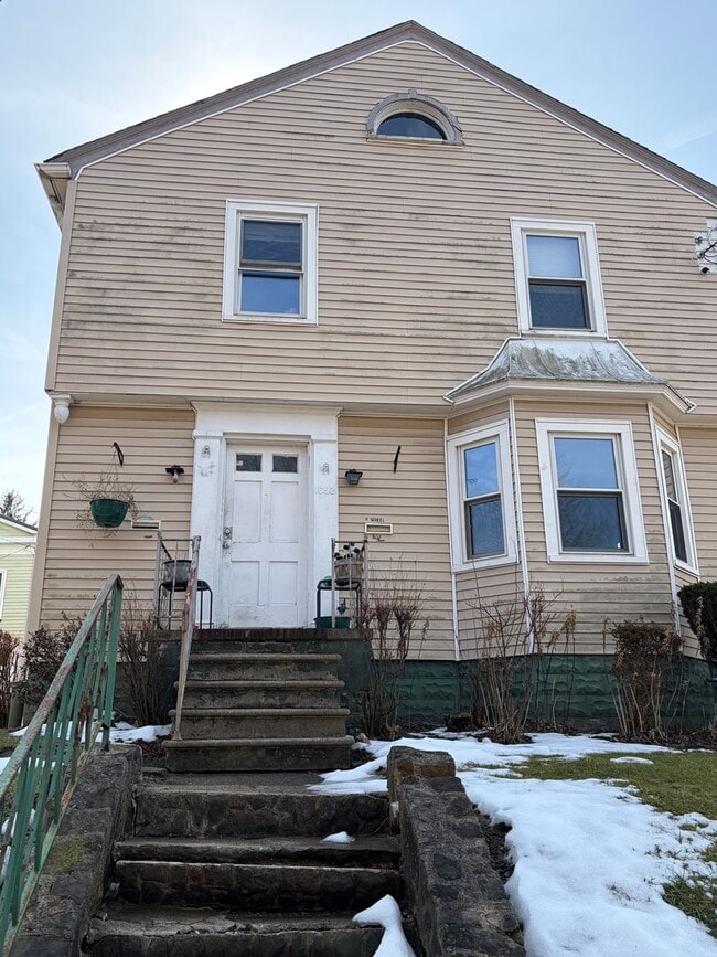 Building Photo - 1652 Roosevelt Ave