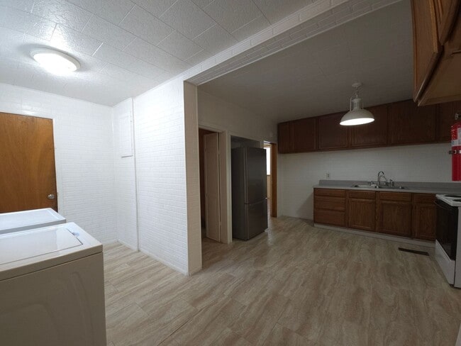 Building Photo - Nice house with a huge garage