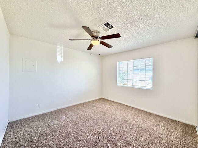Building Photo - AVAILABLE NOW!! 2 Bedroom 1 Bathroom Apartment in Cathedral City!