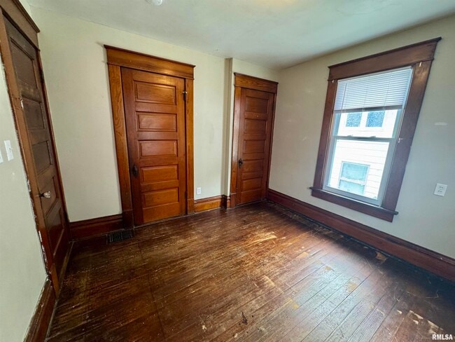 Building Photo - 720 E 15th St