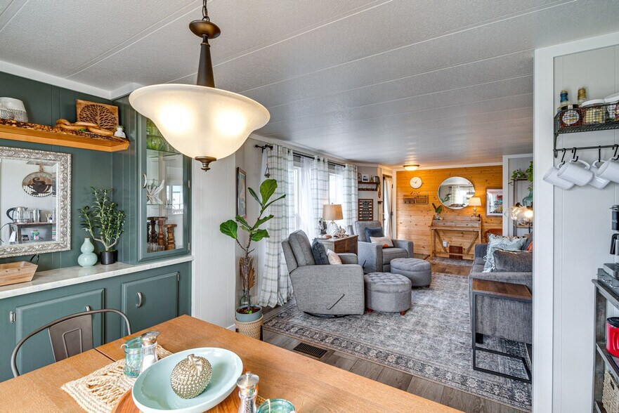 Building Photo - 4876 Railroad Ave