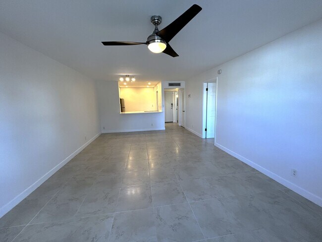 Building Photo - Large Updated 1 Bedroom 1.5 Bath Condo - Steps from Fort Lauderdale Beach!