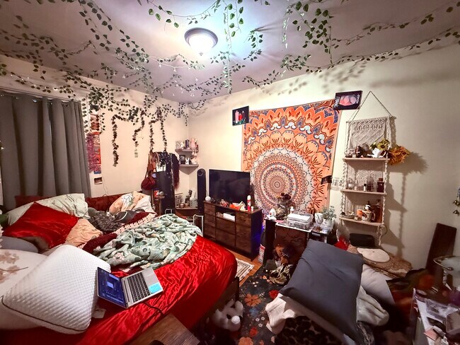 Building Photo - 876 Warren St