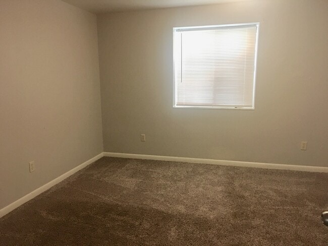 Building Photo - 533 14th Ave