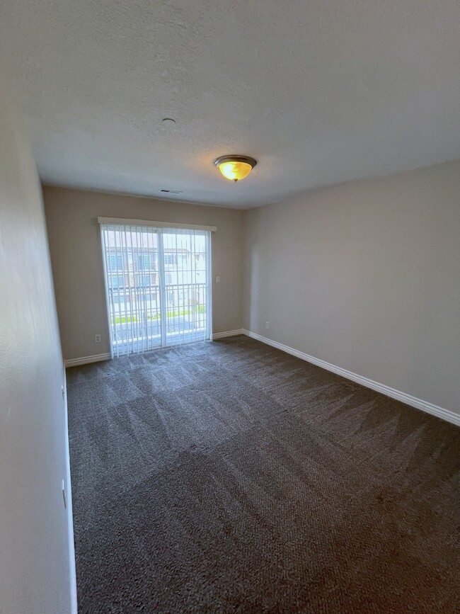 Building Photo - Gorgeous Top Floor Condo!