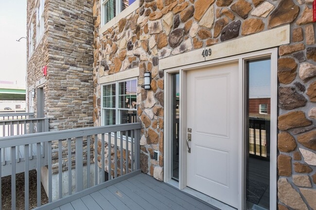 Building Photo - Fully Furnished Townhome Blocks Away From Downtown