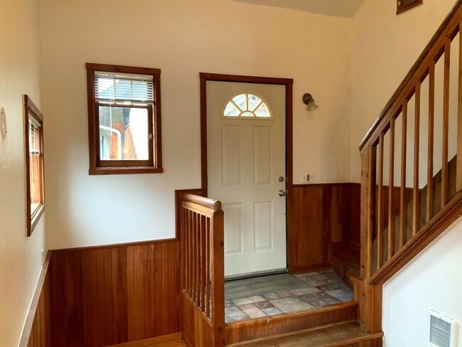 Building Photo - 1 Bedroom House in the Whit