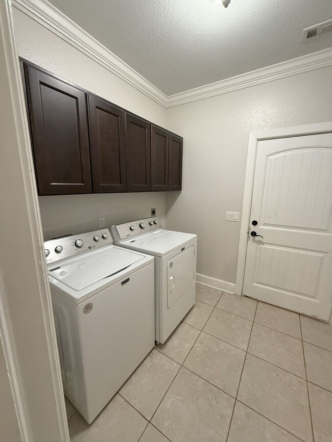 Building Photo - 3 Bedroom 2 Bathroom home. Available NOW!