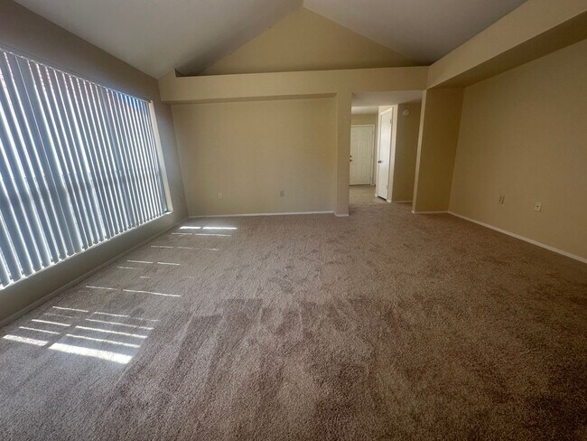 Building Photo - Gilbert home with community pool.