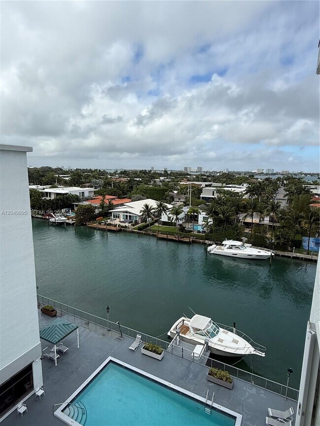 Building Photo - 10000 W Bay Harbor Dr