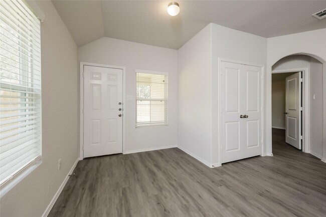 Building Photo - 208 Elk Run Ln