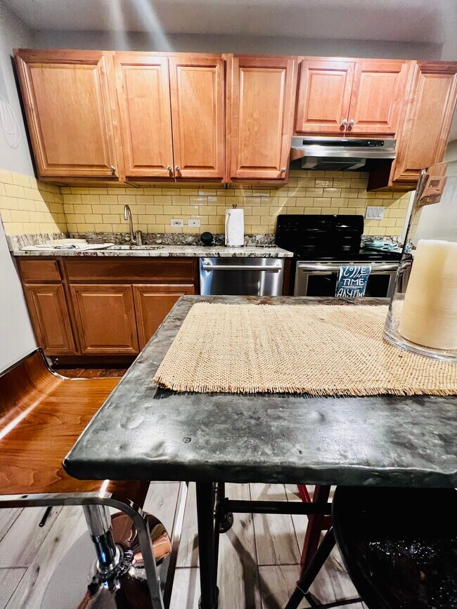 Building Photo - 1525 N Maplewood Ave