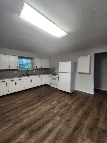 Building Photo - 922 S 74th St