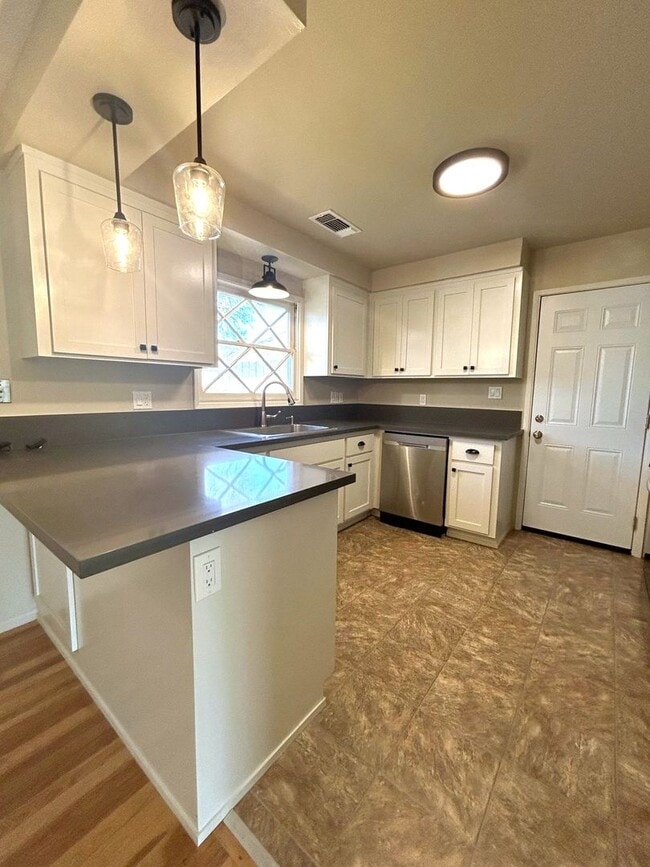 Building Photo - Charming 3 bedroom 2 bath Home in the Forward Addition