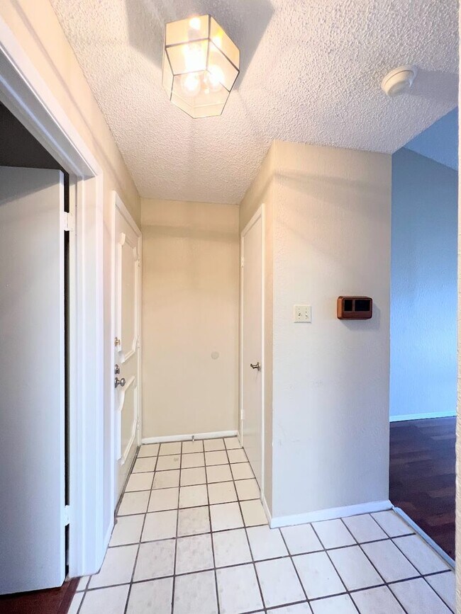 Building Photo - Croix 325 -  2 Bed 1 bath - $1450